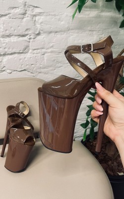 Босоніжки з переплетом на підьомі. Dark chocolate
