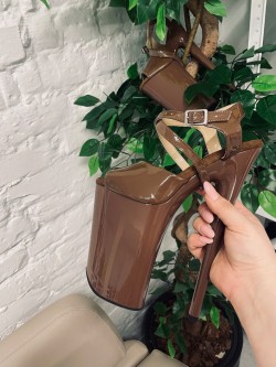 Босоніжки з переплетом на підьомі. Dark chocolate