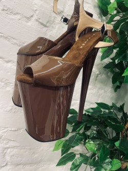 Босоніжки з переплетом на підьомі. Dark chocolate